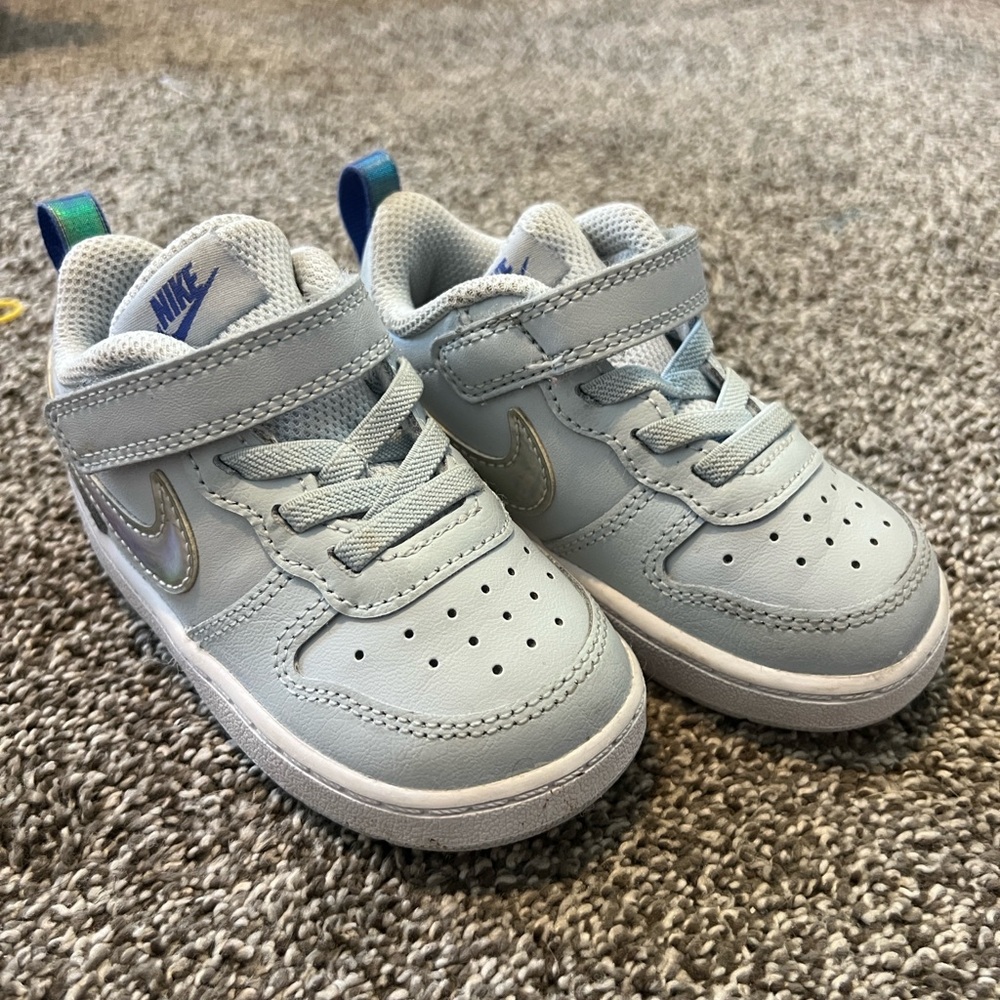 Nike Kids' Light Gray Sneakers with Blue Accents 6C